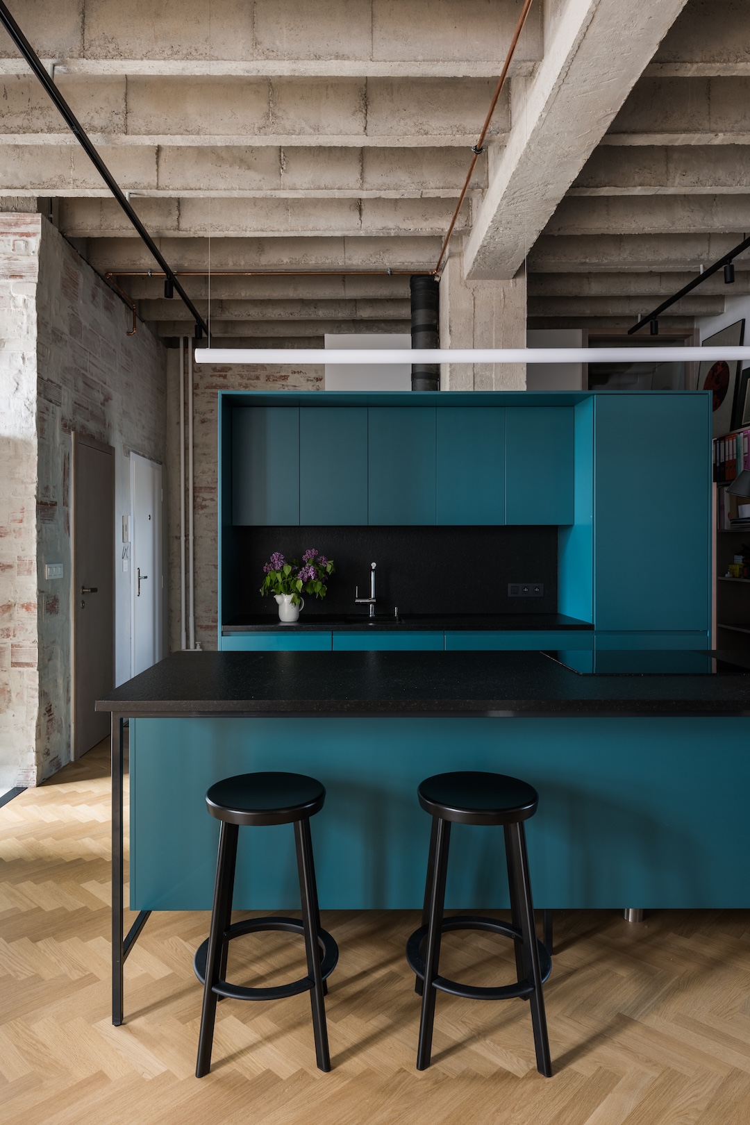 Industriálny loft s tyrkysovou kuchyňou